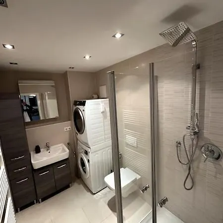 Zetrale Zweizimmerwohnung Mit Whirlpool Apartmán